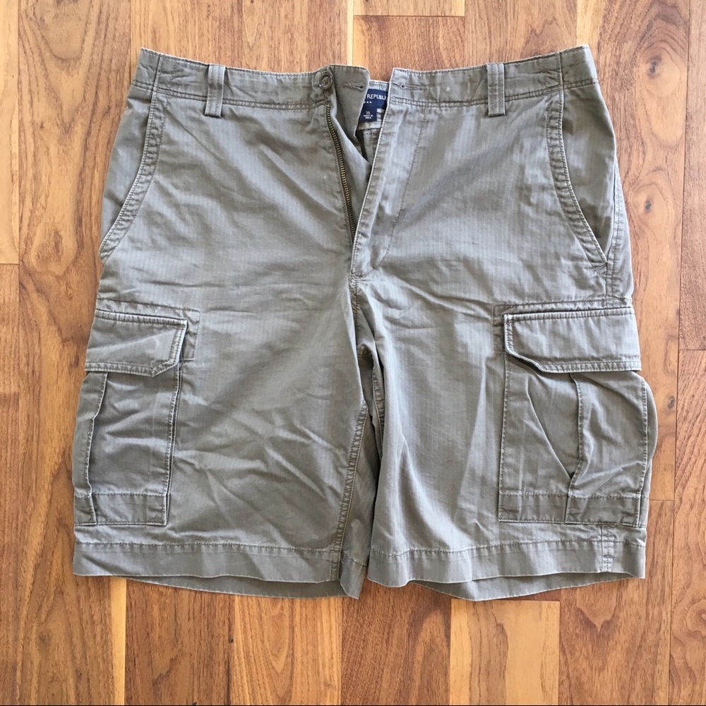 Cargo shorts. Size 35. Brown. 100% cotton. New.